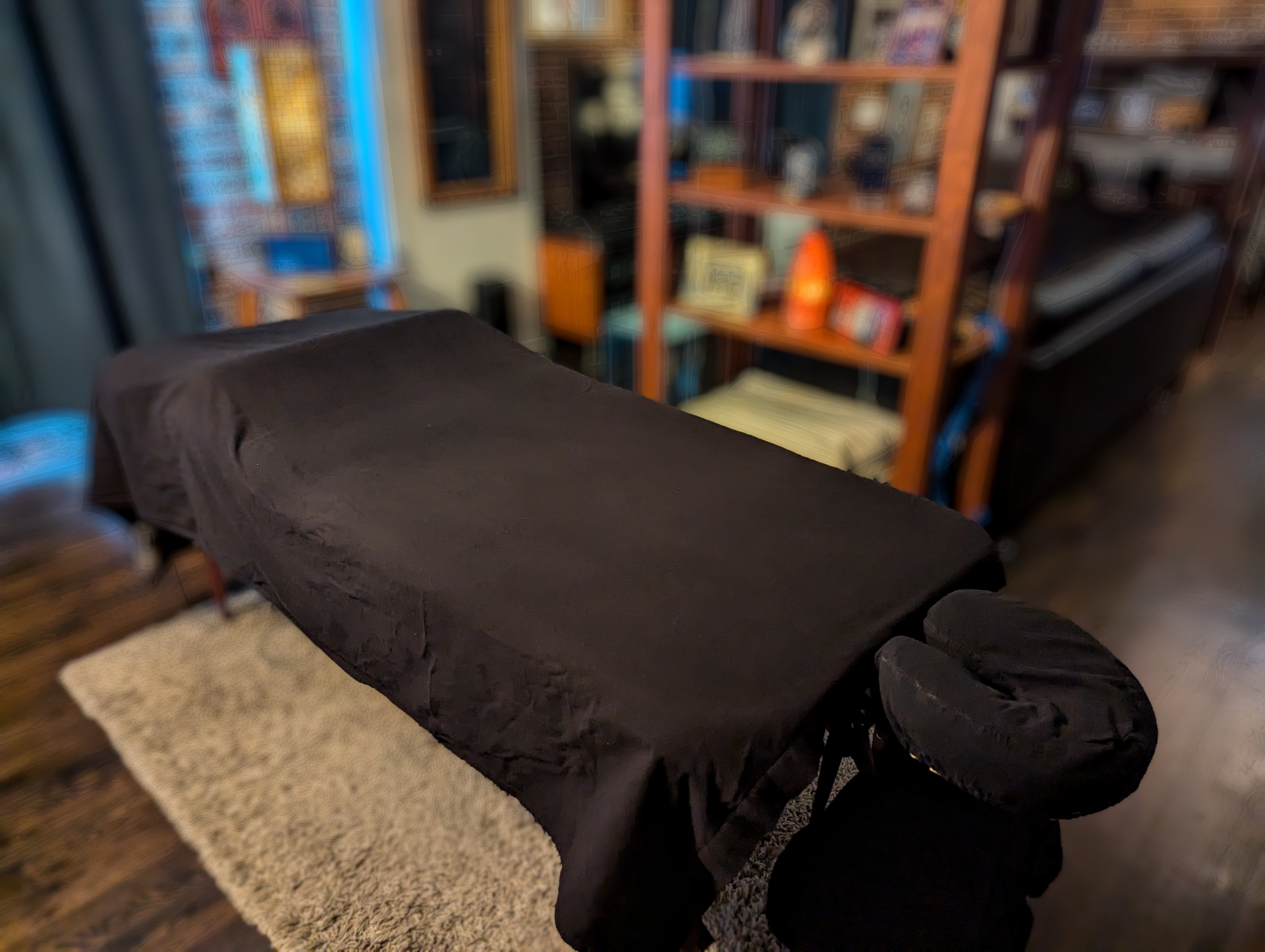 Male massage therapist in Houston performing deep tissue massage to reduce tension, ease stiffness, and enhance athletic performance for men.